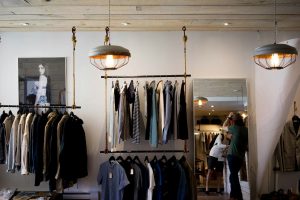 Loja de roupas bem decorada, representando potencial de lucro nas melhores franquias para investir no varejo.