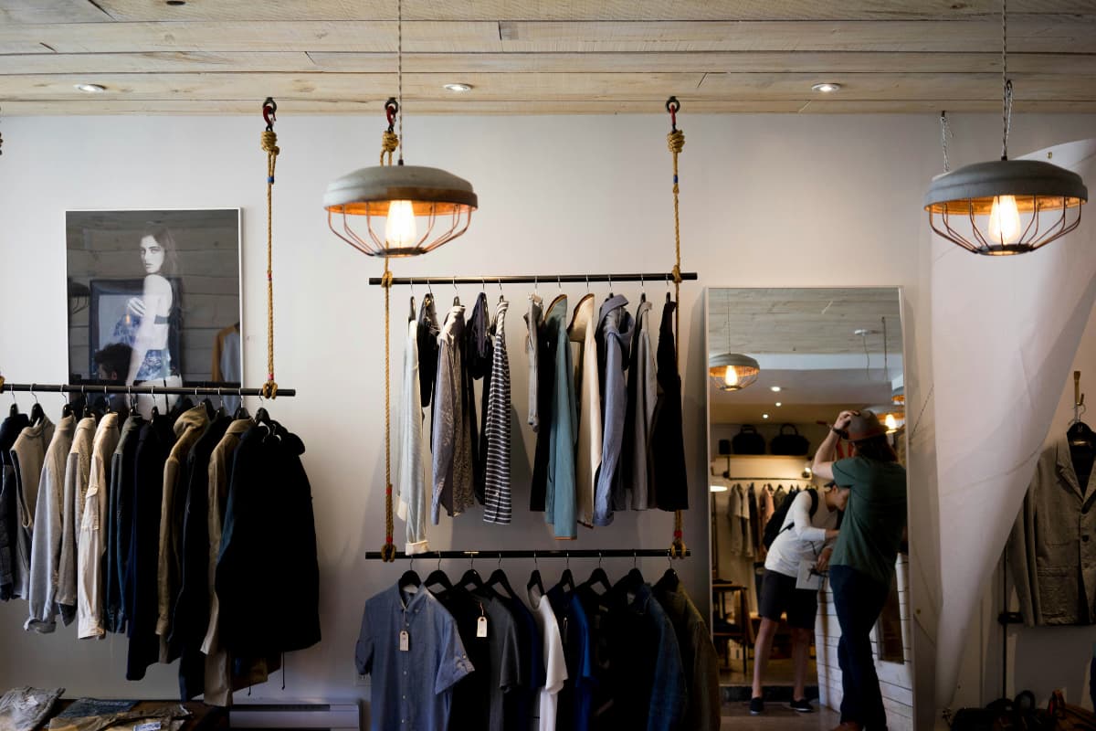 Loja de roupas bem decorada, representando potencial de lucro nas melhores franquias para investir no varejo.