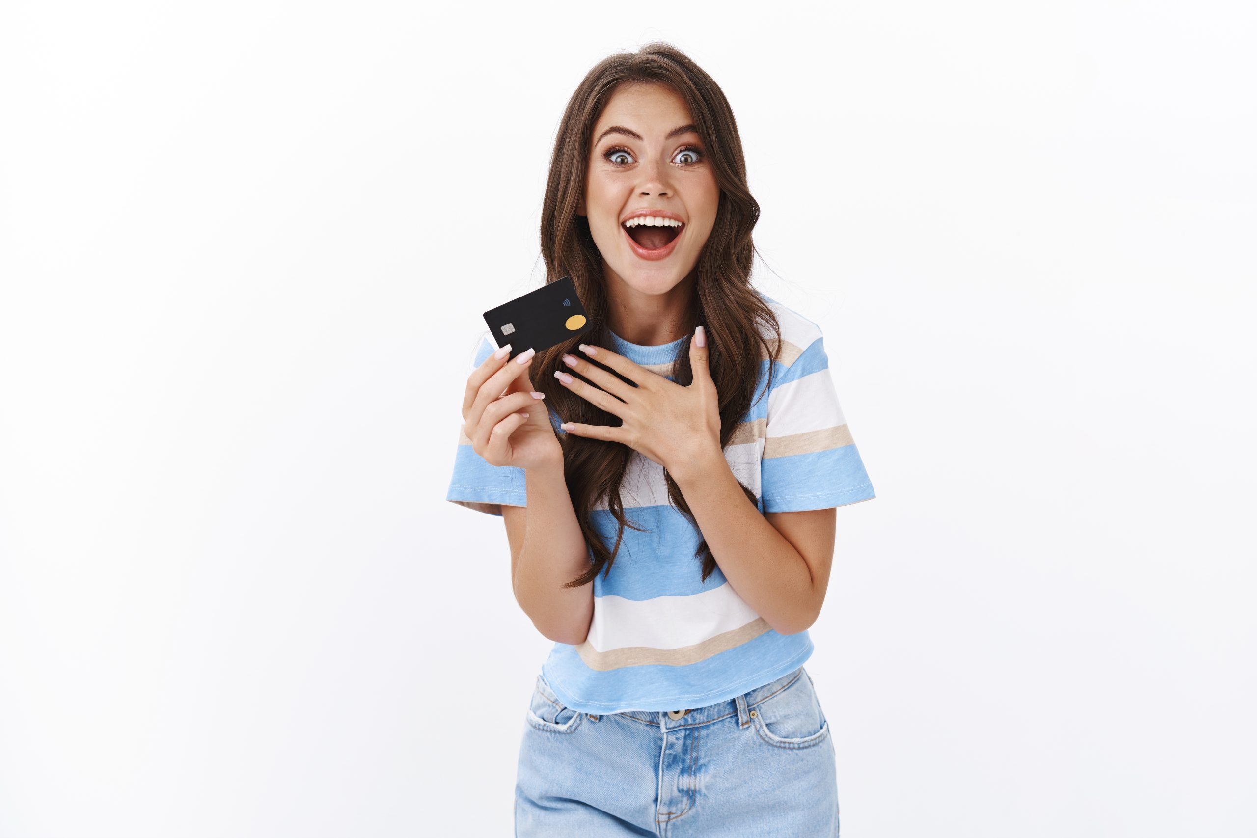 Pessoa segurando um cartão de crédito - Foto: Freepik