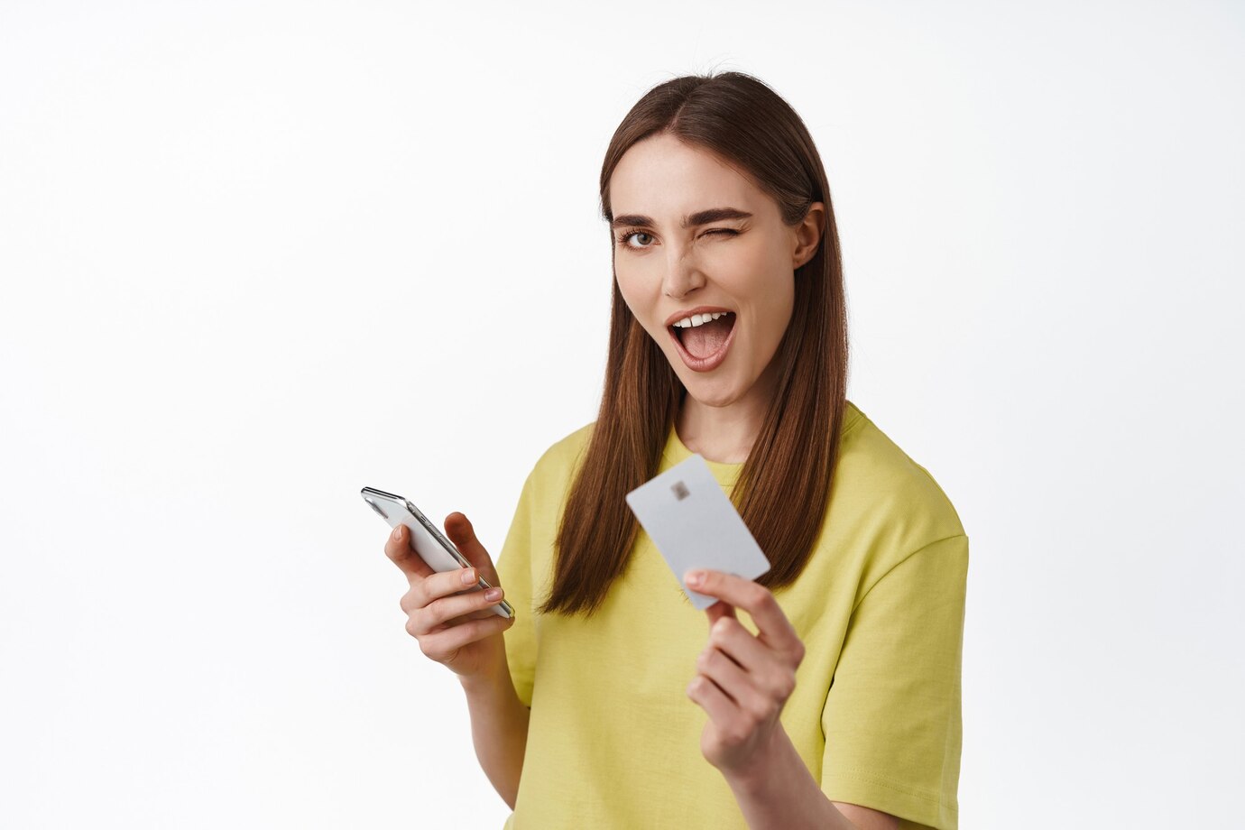 Mulher segurando um cart&atilde;o de cr&eacute;dito - Freepik