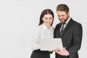 Homem e mulher olhando para um tablet 