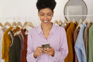 Pessoa em uma loja de roupa -Foto Freepik