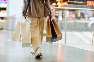 Pessoa carregando sacolas de compra - Foto: Unsplash