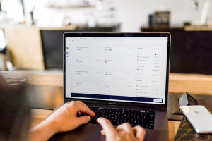 Pessoa em um computador - Foto: Unsplash