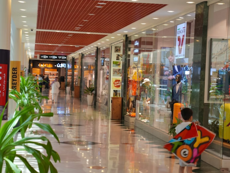 Esta imagem retrata um corredor de shopping center, simbolizando o ambiente típico do varejo físico moderno.