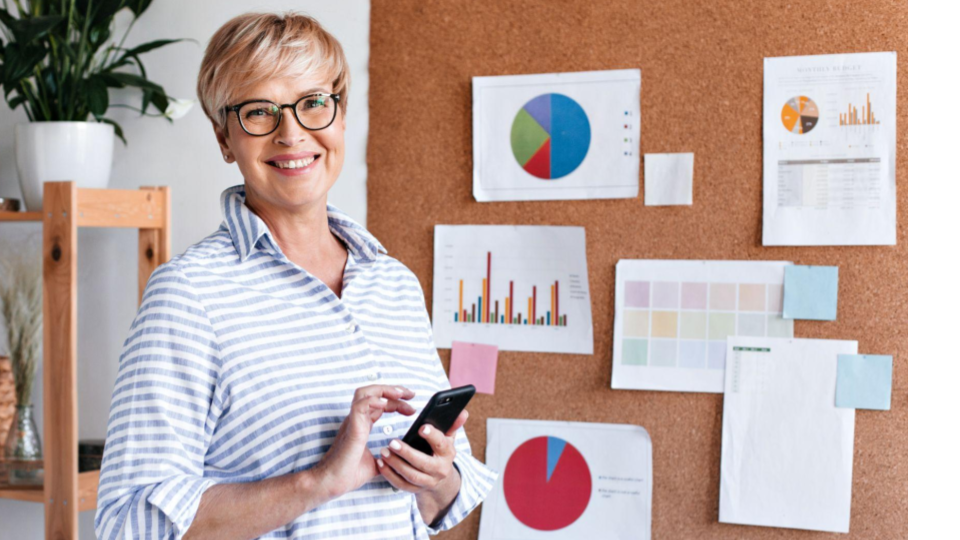 Mulher de neg&oacute;cios comemorando bons resultados